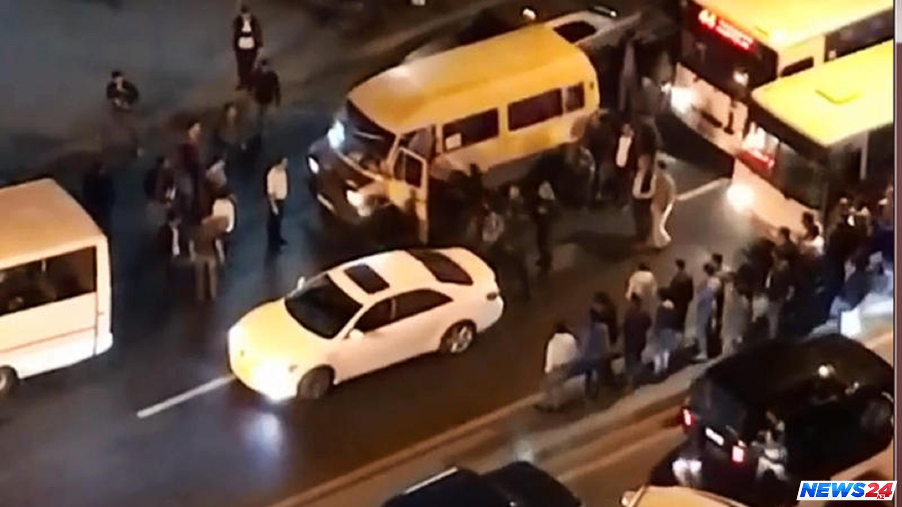 Bakıda avtobus sürücüləri albəyaxa davaya çıxdı, yol bağlandı - VİDEO 