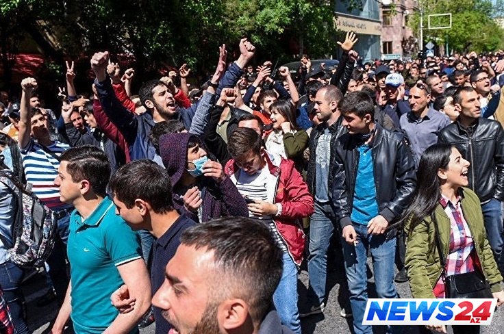 Azərbaycanlı abituriyentlər Gürcüstanın Təhsil Nazirliyi qarşısında aksiya keçirib - FOTO 
