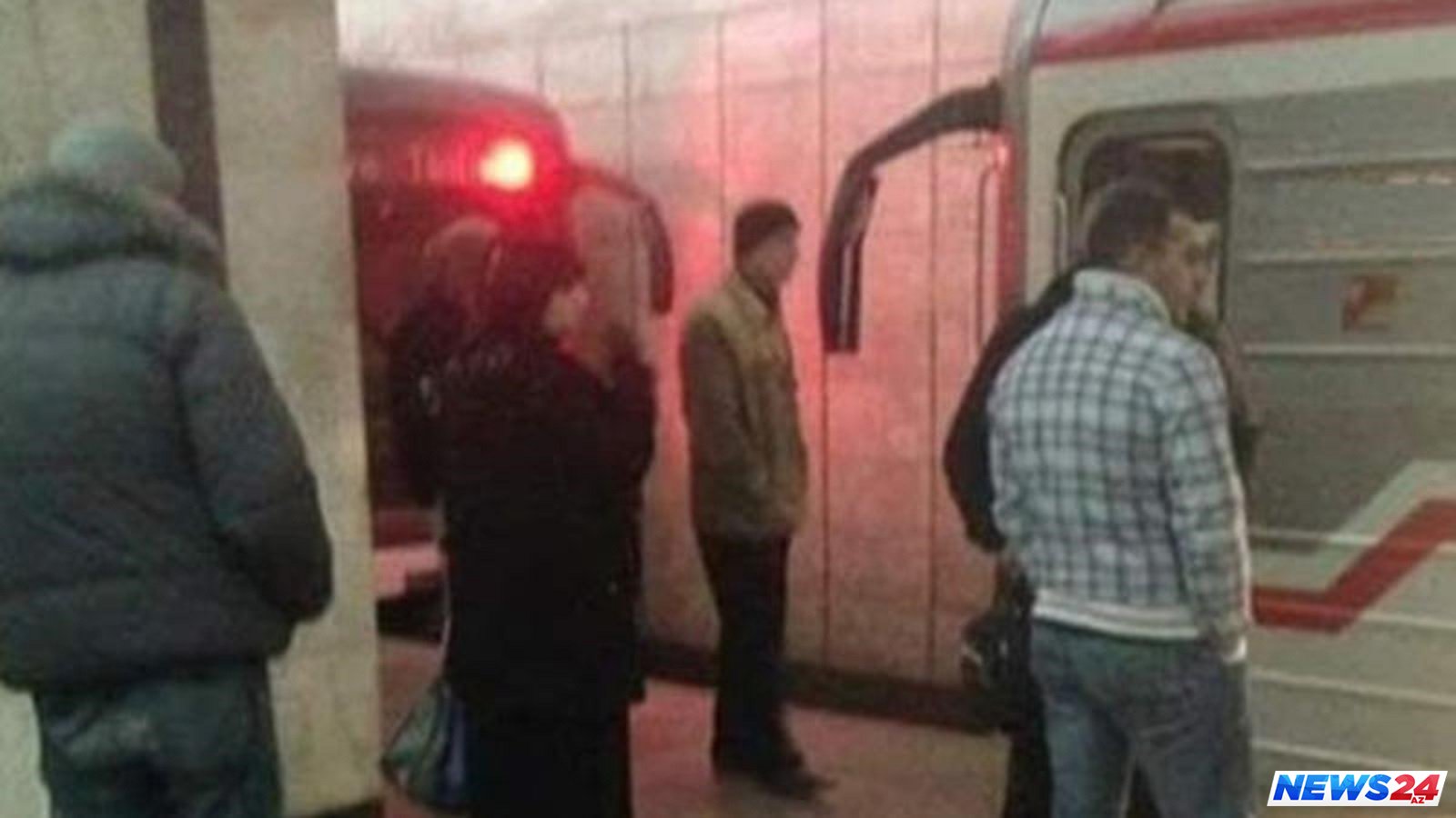 Bakı metrosunda qorxulu anlar - Qatarlar üz-üzə gəldi - VİDEO 