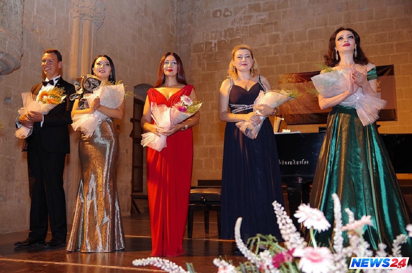 TURKSOY Musiqili Teatrın solistini mükafatlandırdı 
