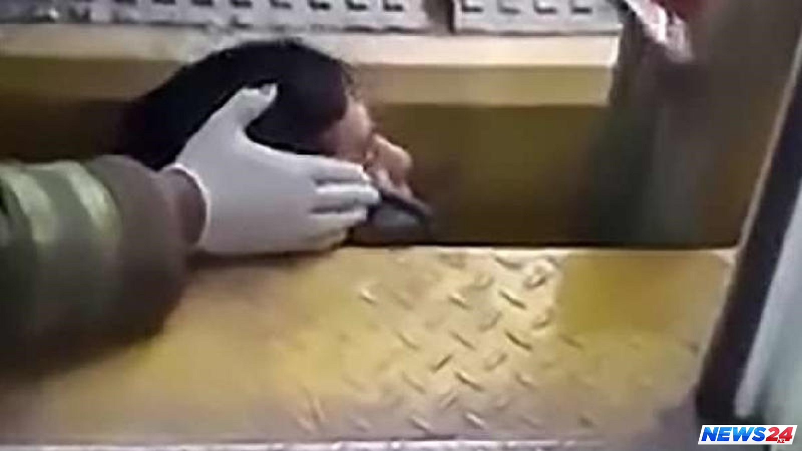 Metroda DƏHŞƏTLİ ANLAR: 20 yaşlı oğlanın başı… -  FOTO/VİDEO 