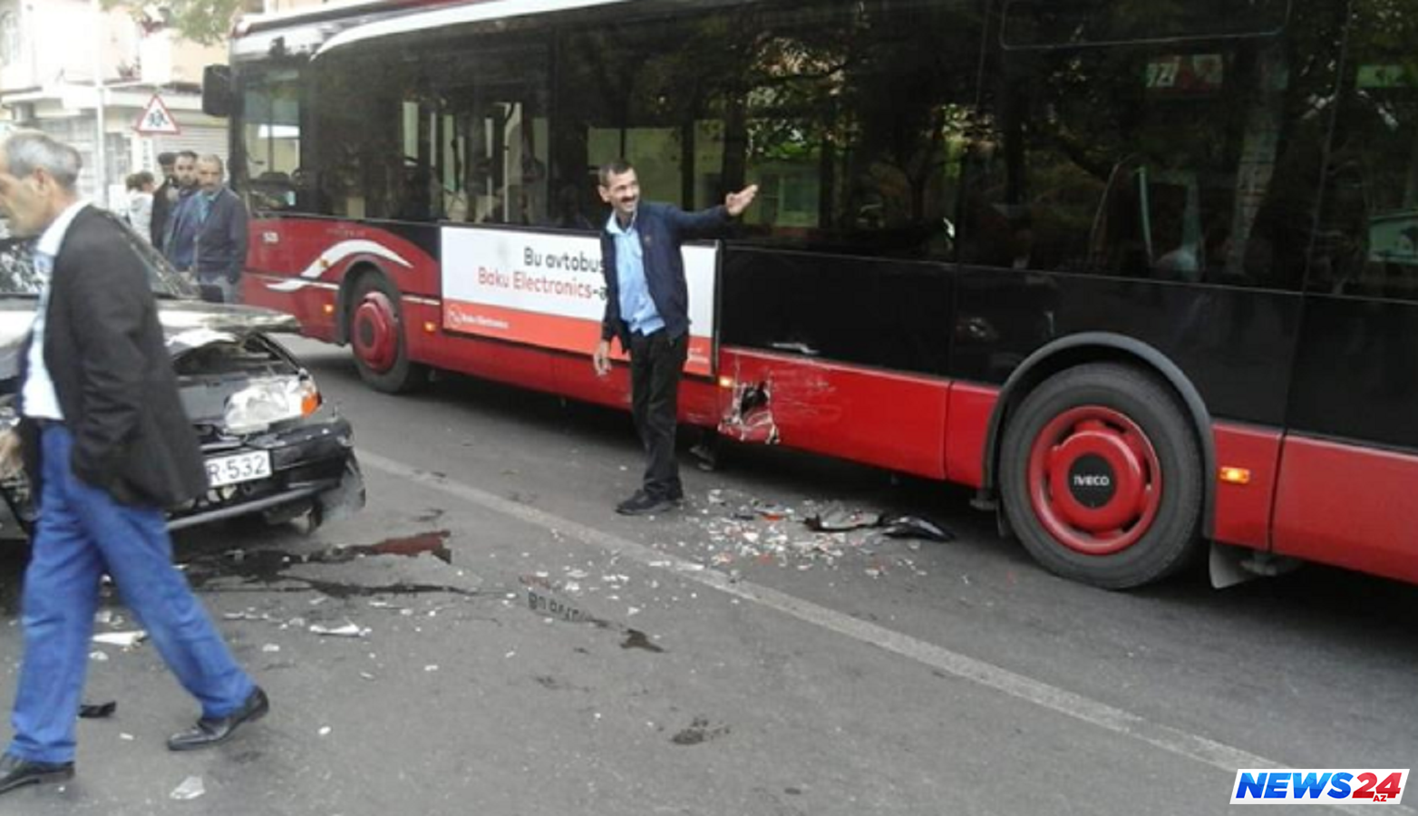 Bakıda “Bakubus” avtobusu qəzaya düşdü 