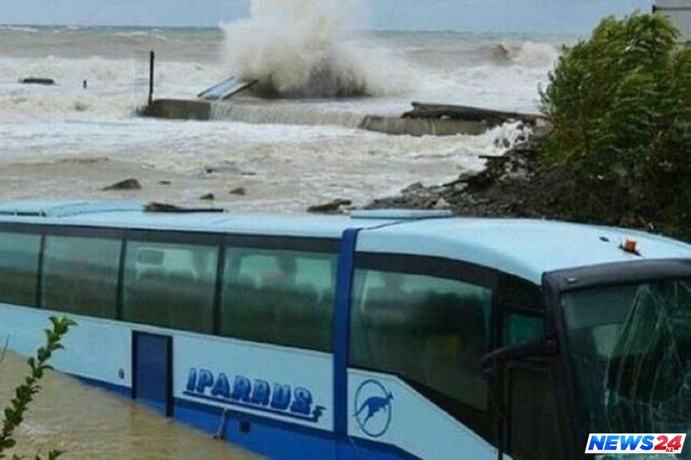 Şagirdlərin olduğu avtobus sel suları altında qaldı 