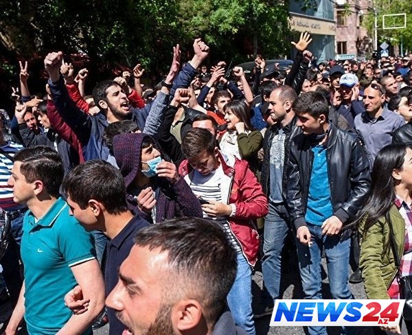 Azərbaycanlı abituriyentlər Gürcüstanın Təhsil Nazirliyi qarşısında aksiya keçirib - FOTO 