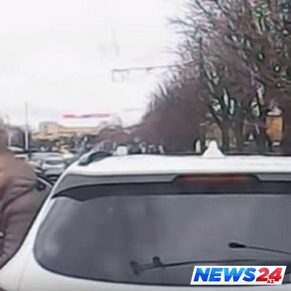 Azərbaycanlı Minskdə taksi sürücüsünü döydü - VİDEO 