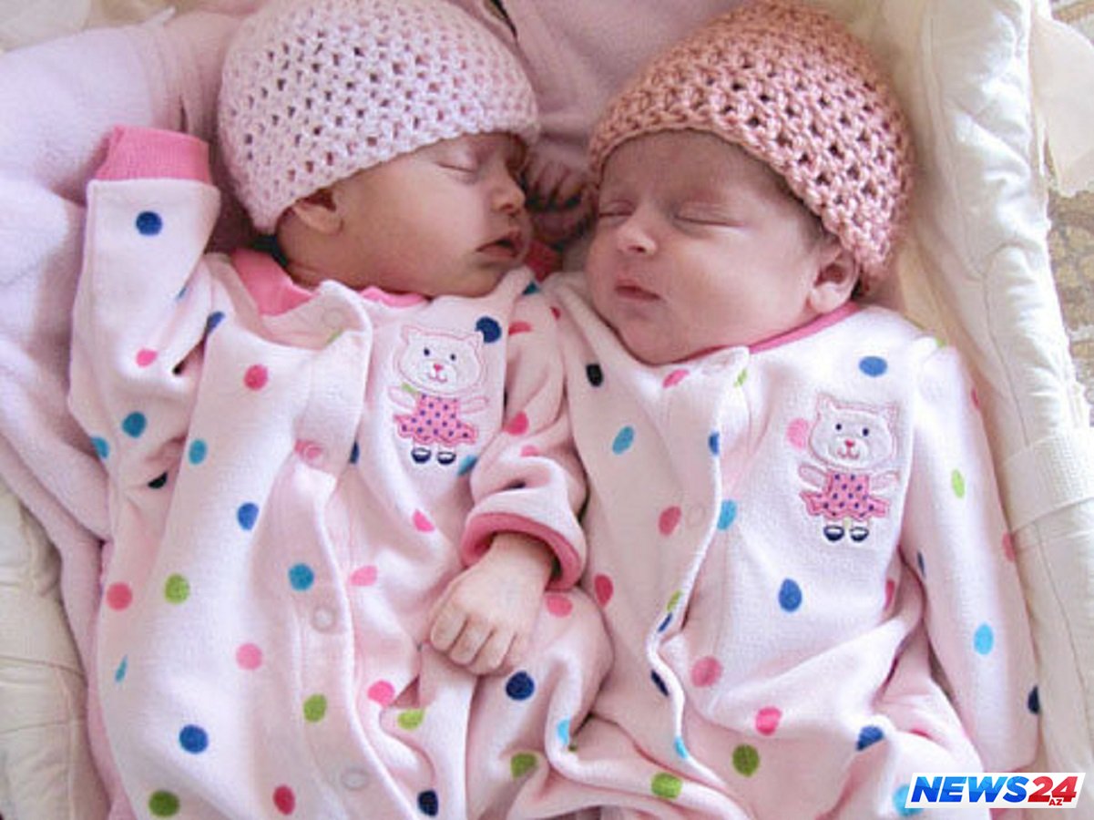 Девочки близняшки спят