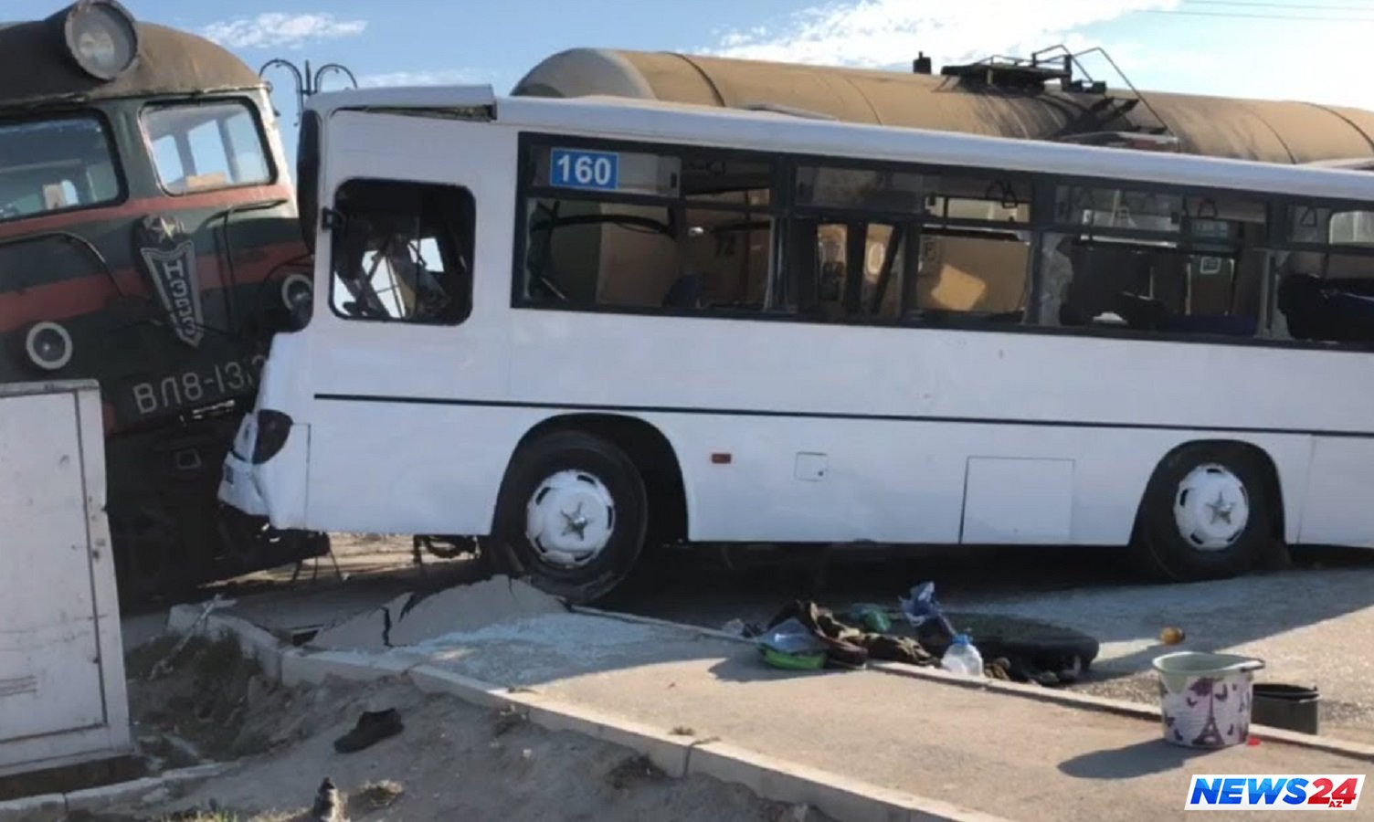 160 saylı avtobus qatarla toqquşmaqdan son anda qurtuldu - VİDEO 
