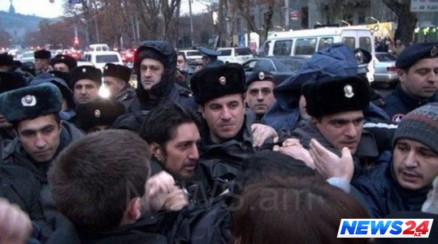 Yerevanda etirazçılarla polis arasında toqquşma - VİDEO 