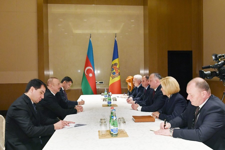 Prezident İlham Əliyev Moldova Prezidenti İqor Dodon ilə görüşüb 