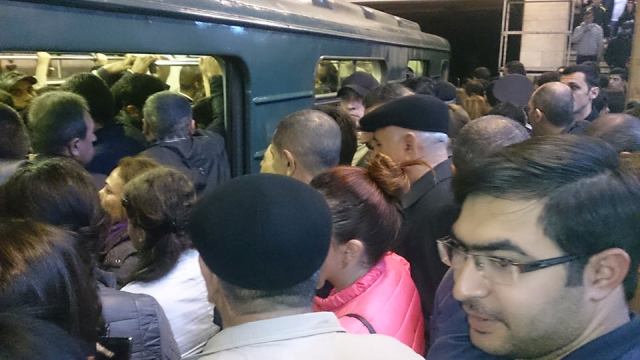 Bakı metrosunda izdiham – PROBLEM YAŞANDI 