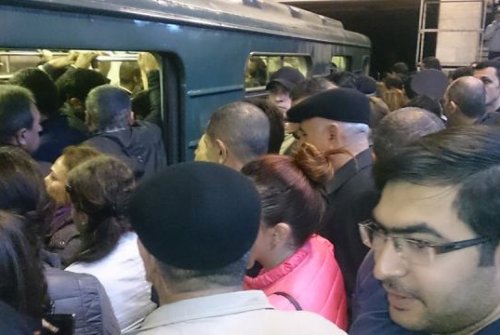 Bakı metrosunda izdiham – PROBLEM YAŞANDI 