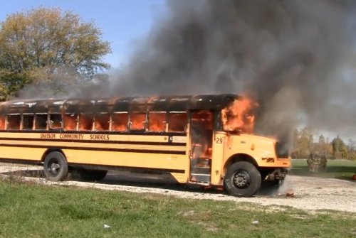 51 şagirdin olduğu avtobusu qaçırıb yandırdı - VİDEO