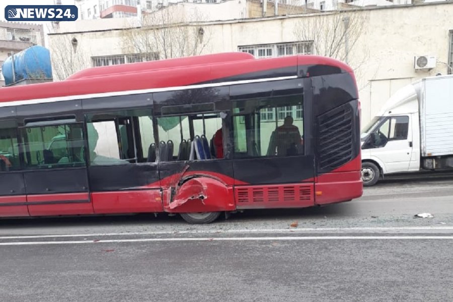 Bakubus avtobusu qəzaya düşdü, şüşələr yola dağıldı - FOTO
