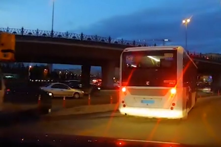 Bakıda avtobus sürücüsü bütün qaydalara TÜPÜRDÜ - VİDEO