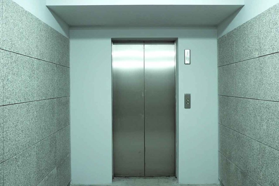 Bakıda iki nəfər liftdə qaldı - KÖMƏKSİZ HALDA