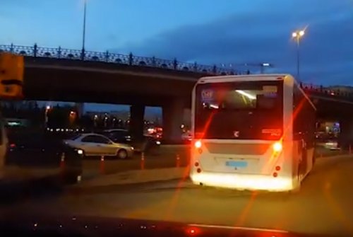 Bakıda avtobus sürücüsü bütün qaydalara TÜPÜRDÜ - VİDEO