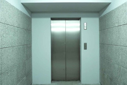 Bakıda iki nəfər liftdə qaldı - KÖMƏKSİZ HALDA