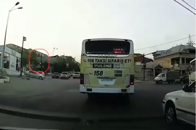 Sərnişin daşıyan avtobus sürücüsü qırmızı işıqda keçdi - VİDEO