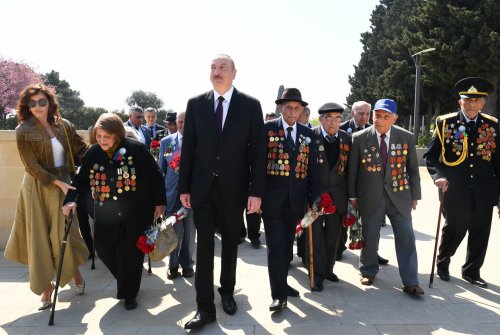 Prezident İlham Əliyev Həzi Aslanovun abidəsini ziyarət edib - YENİLƏNİB - FOTOLAR