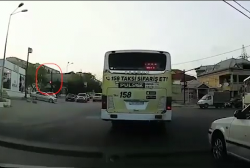 Sərnişin daşıyan avtobus sürücüsü qırmızı işıqda keçdi - VİDEO