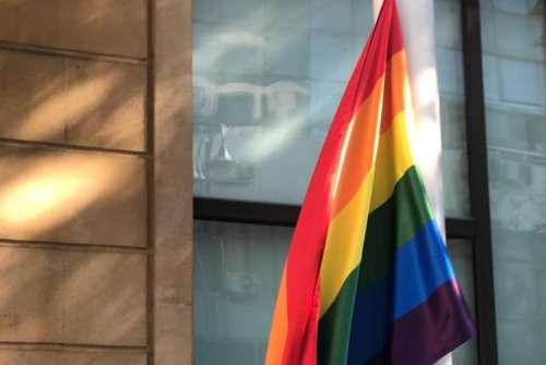 Britaniyanın Azərbaycan səfirliyinin binasında homoseksualların bayrağı asıldı - FOTO - VİDEO