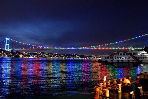 İstanbul körpüləri Azərbaycan bayrağına büründü - VİDEO