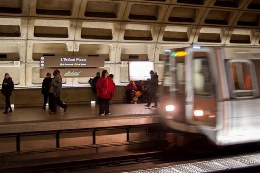 Пошли метро. С рельсов сошел вагон метро. Железнодорожные аварии метро США. Бостон электрички.