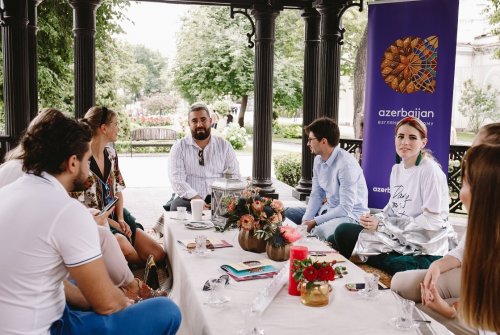 Azərbaycanlılar Rusiyanın nüfuzlu bloqerləri üçün piknik təşkil edib 