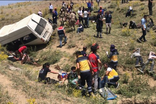 Avtobus aşdı - 15 ölü, 28 yaralı - VİDEO