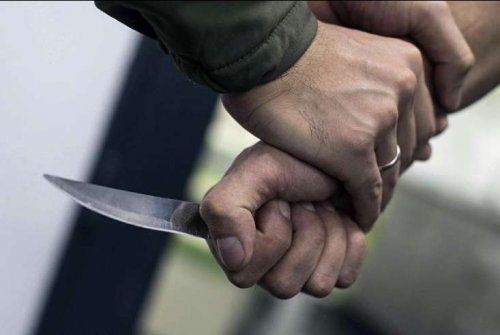 27 yaşlı ermeni öz valideynlərini bıçaqladı 