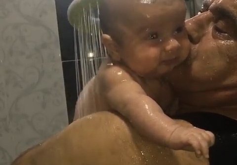 Tacir Şahmalıoğlu yeni doğulan övladı ilə hamamda - VİDEO