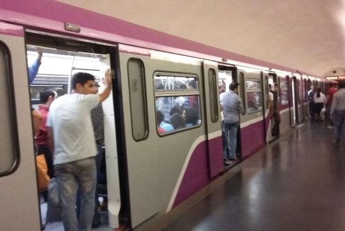 Bakı metrosunda qatar tuneldə qaldı - SƏBƏB