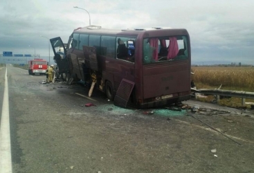 Ermənistanda avtobus qəzası oldu 18 nəfər xəsarət aldı