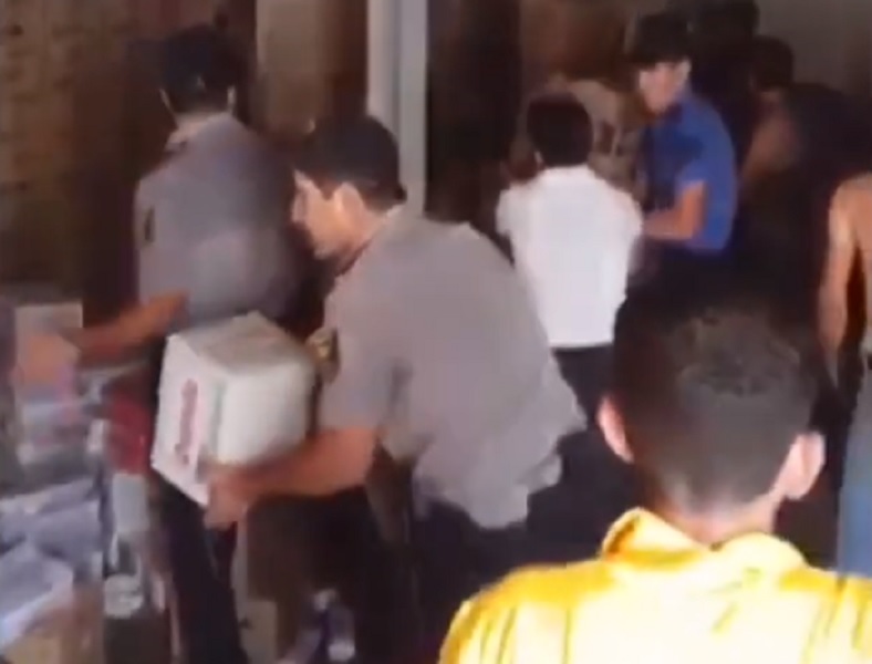 “Sədərək” ticarət mərkəzindəki yanğının  söndürülməsində polislər də iştirak etdi - VİDEO