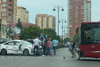 "Baku Bus"ın avtobusu avtomobillərlə toqquşdu SÜRÜCÜ XƏSARƏT ALDI