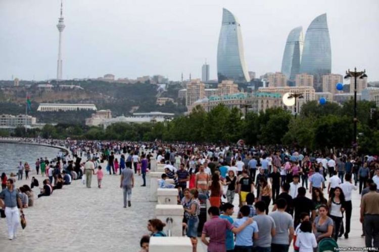 Azərbaycan əhalisinin çoxunu QADINLAR  təşkil edir