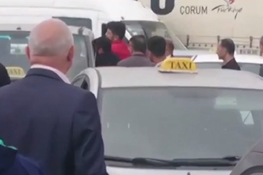 Taksi sürücüsü döyüldü - LÖKBATANDA KÜTLƏVİ DAVA - VİDEO