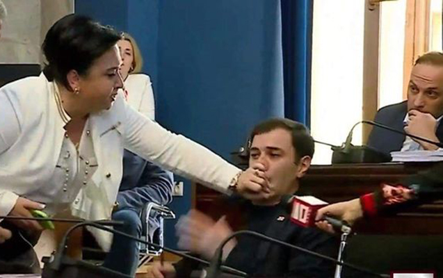 Gürcüstanda qadın deputat kişi həmkarını vurdu - Video