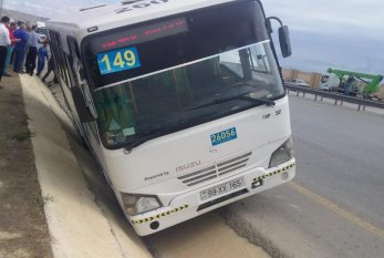 Bakıda avtobus drenaj xəttinə düşdü, 1 nəfər XƏSARƏT ALDI - FOTO
