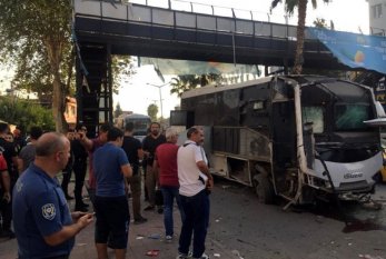 Polisləri daşıyan avtobus partladıldı - YARALANANLAR VAR