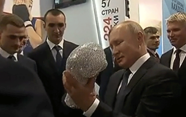 İdmançılar Putinin burnunu sındırdılar -VİDEO