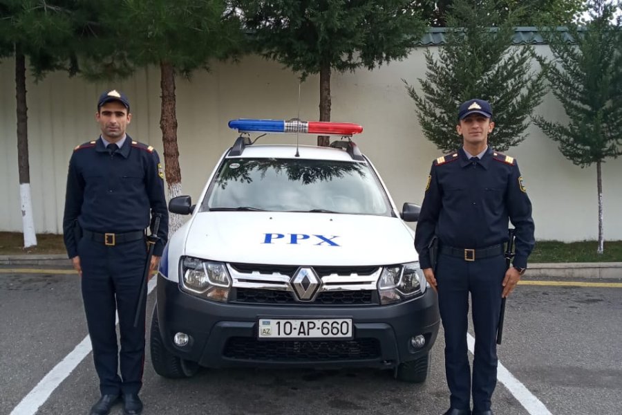 Polis halı pisləşən sürücüyə KÖMƏK ETDİ