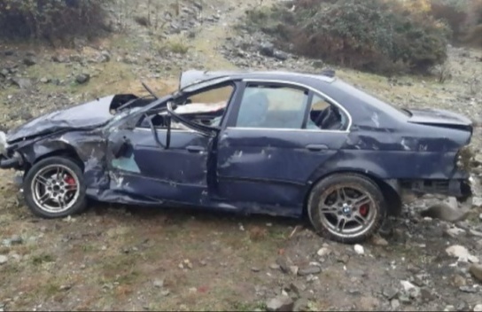 “BMW” çaya aşdı - Sürücü öldü, anası xəsarət aldı