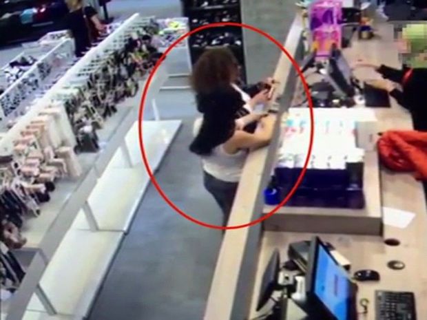 İstanbulda iki mobil telefon oğurlayan azərbaycanlı qadın saxlanıldı - anbaan görüntülər
