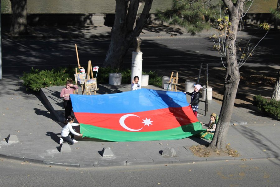 Tbilisidə “Azərbaycan bayrağı” fləşmobu - FOTOLAR