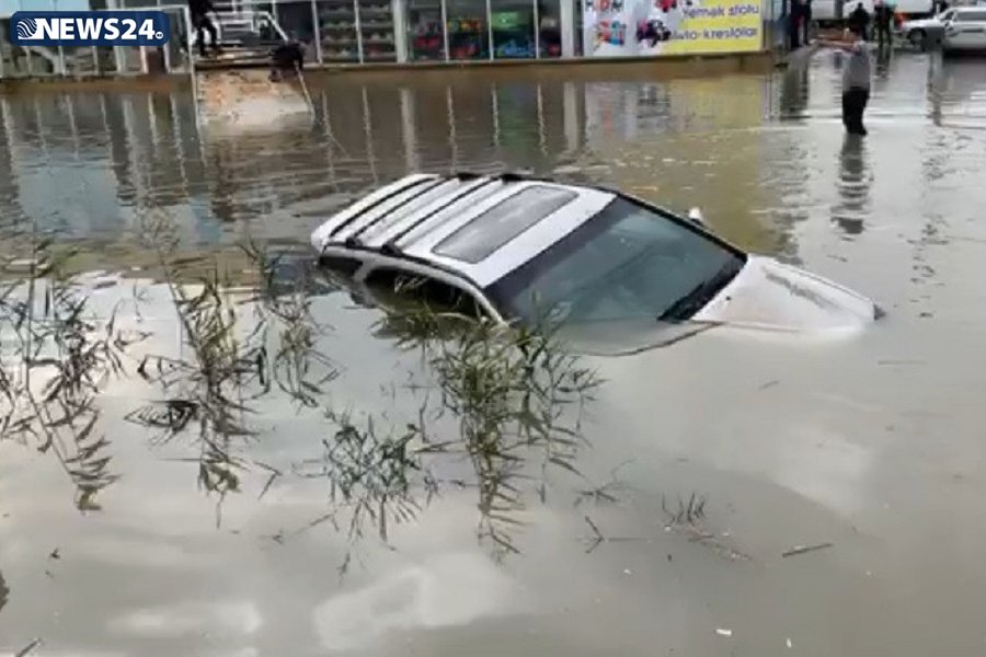 Bakıda inanılmaz hadisə - “Lexus” tamamilə suda batdı, sürücü xilas oldu – FOTO