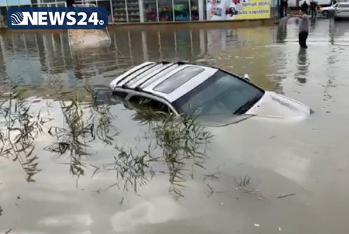 Bakıda inanılmaz hadisə - “Lexus” tamamilə suda batdı, sürücü xilas oldu – FOTO