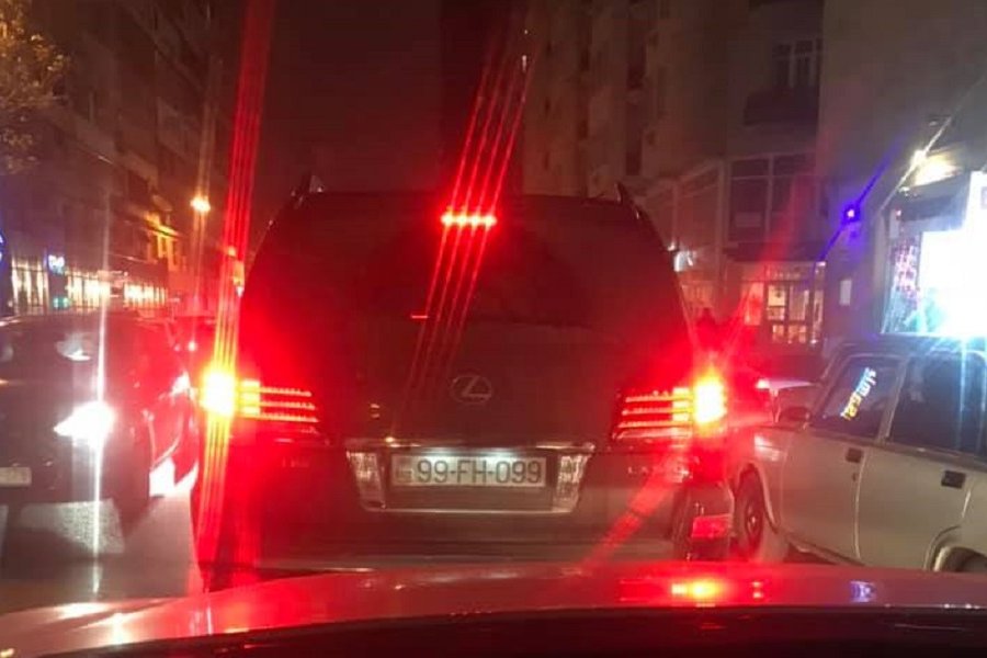 Tanınmış teleaparıcı bahalı avtomobilin sahibini tənqid etdi - FOTO