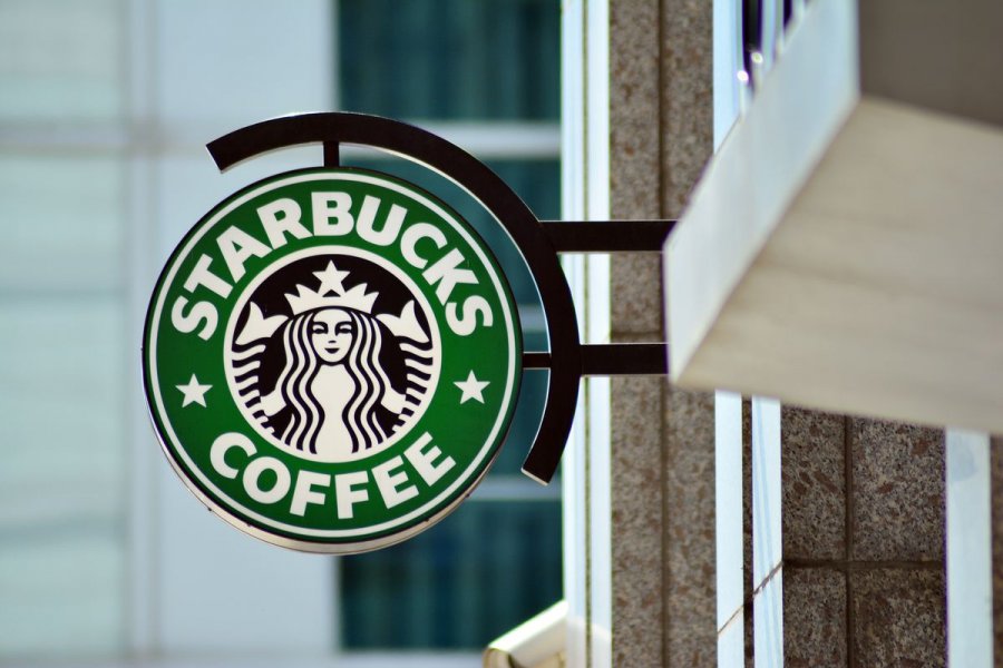 "Starbucks"-a hücum - Qəhvəxana dağıdıldı