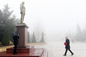 Prezident Ulu öndər Heydər Əliyevin abidəsini ziyarət etdi 
